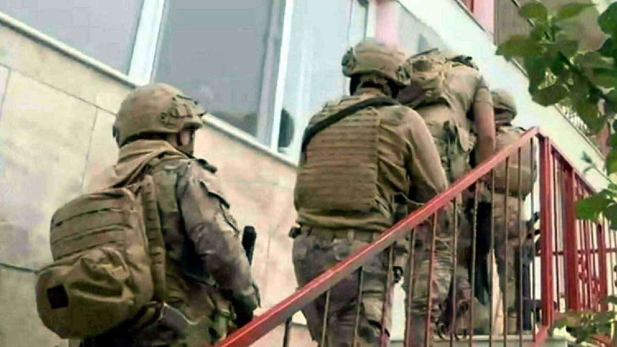 İzmir’de FETÖ/PDY operasyonu; 22 gözaltı