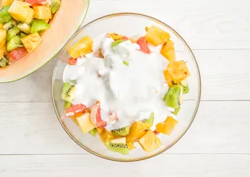 Tatlı krizlerinin çaresi, en lezzetli alternatif: Yoğurtlu meyve salatası tarifi