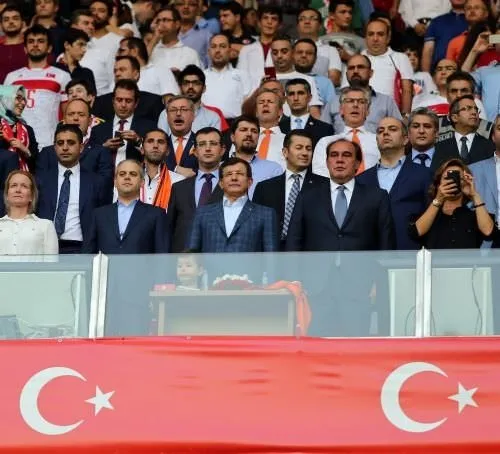 Başbakan golleri ayakta alkışladı