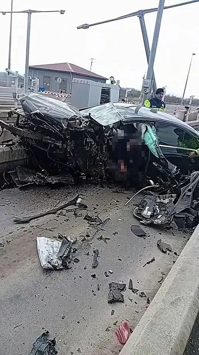 Lüks otomobil gişelere ok gibi saplandı! Karı, koca hayatını kaybetti: 5 günlük bebek ağır yaralı…