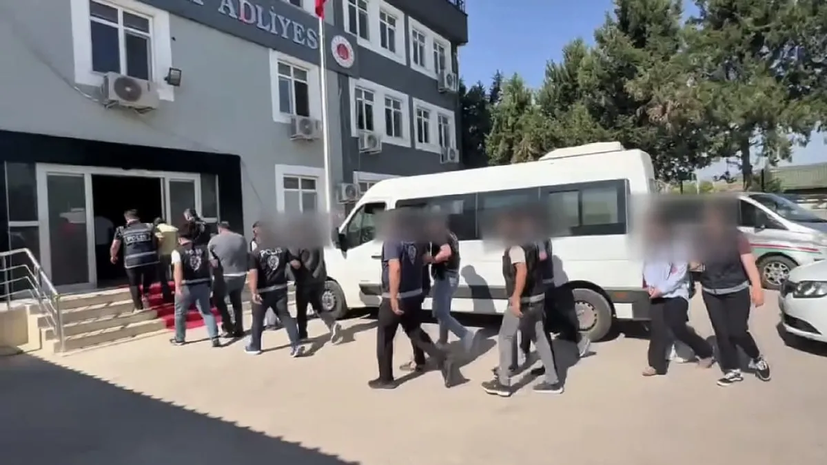 Şanlıurfa'da dolandırıcılık şebekesine yönelik operasyonda gözaltına alınan şüpheliler