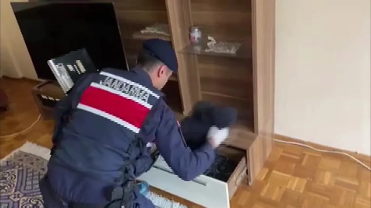 Amasya’da sahte ilanla 34 kişiyi dolandıran zanlılar yakalandı Amasya’da sahte ilanla 34 kişiyi dolandıran zanlılar yakalandı