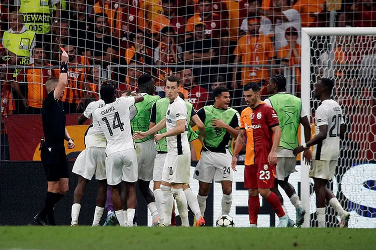 SON DAKİKA HABERLERİ: Young Boys’lu futbolculardan çıldırtan hareket! RAMS Park’ta saha bir anda karıştı: Hakemden skandal karar…