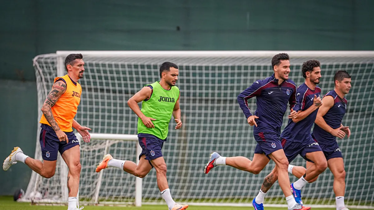 Trabzonsporlu futbolcular antrenman sahasında çalışırken