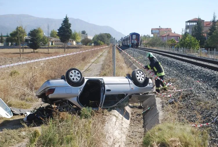 Yolcu treni otomobile çarptı:  2 ölü, 1 yaralı