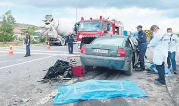 Otomobil, kamyona çarptı: 4 ölü 1 yaralı