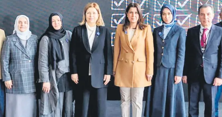 Kadınlar hem işte hem evde üretiyor