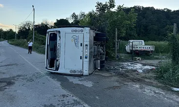 Sakarya’da tırla çarpışan midibüs devrildi! 13 yaralı