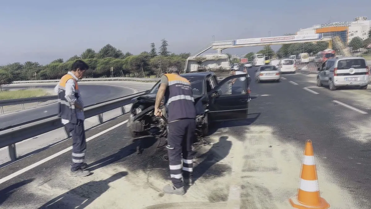 Büyükçekmece'de meydana gelen zincirleme trafik kazası sonrası araçlar.