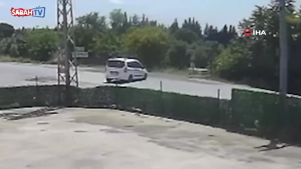 Dönüş yapmak isteyen araca son hız çarptılar! Motosikletteki 2 kişi metrelerce havaya uçtu | Video videosunu izle Dönüş yapmak isteyen araca son hız çarptılar! Motosikletteki 2 kişi metrelerce havaya uçtu | Video videosunu izle