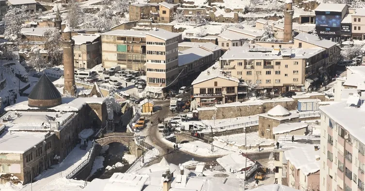 Karın başkentinde tarih beyaza büründü