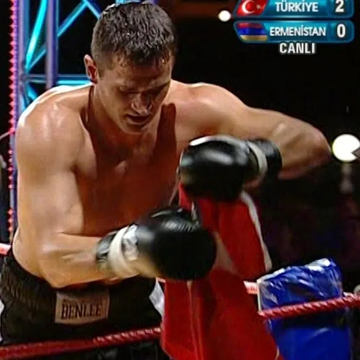 Dünya şampiyonu kick boksçu Yavuz Özden’den skandal hareket: Cami görevlisinin çenesini kırdı!