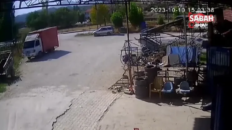 Otomobil ile motosikletin çarpıştığı kaza kamerada