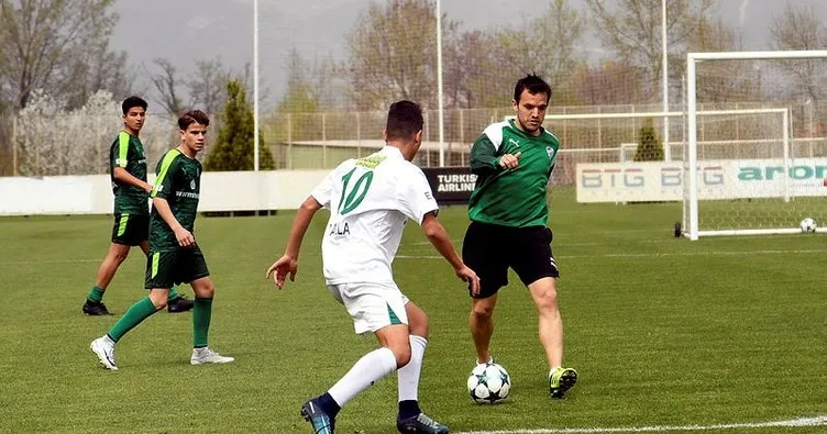 Bursaspor’un yıldızı Batalla, U15 takımı ile çalıştı