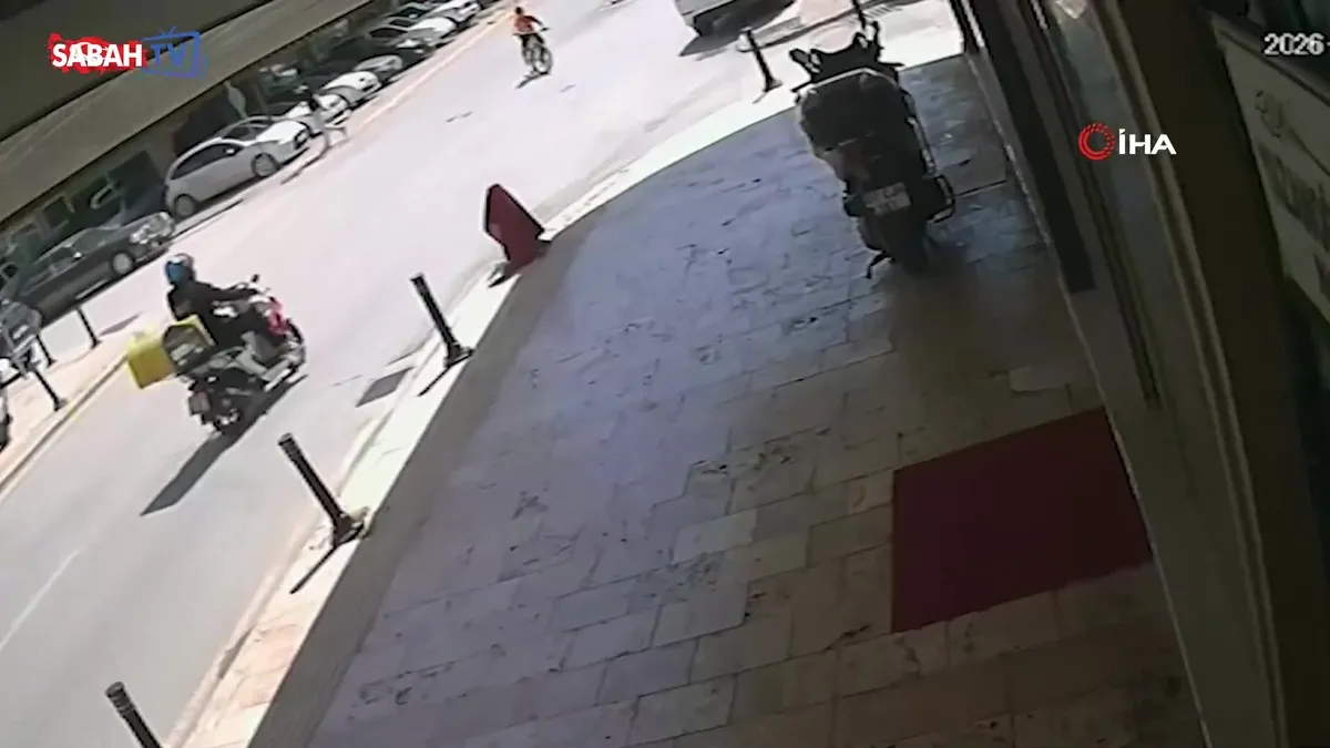 Bisikletli çocuğa çarpmamak için motosikletini devirip yaralandı: O anlar kamerada | Video videosunu izle Bisikletli çocuğa çarpmamak için motosikletini devirip yaralandı: O anlar kamerada | Video videosunu izle