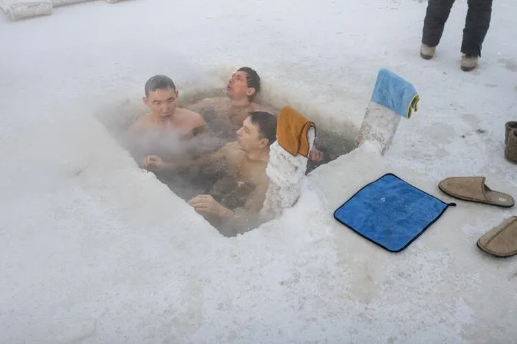 Dünya Putin'in bu fotoğraflarını konuşuyor! Eksi 20 derece olan suya girdi