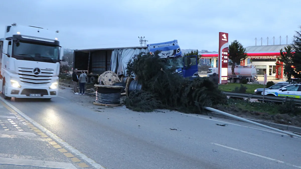 Samsun’da freni boşalan TIR ortalığı savaş alanına çevirdi: 6 yaralı Samsun’da freni boşalan TIR ortalığı savaş alanına çevirdi: 6 yaralı