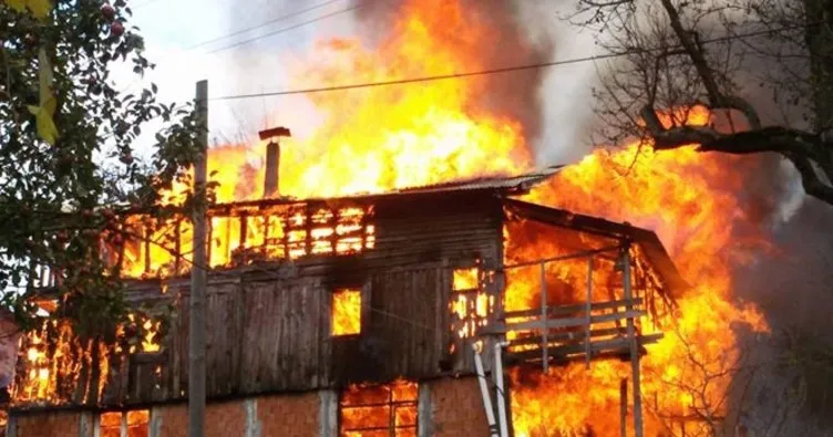 Karabük’te 2 katlı ev yanarak kullanılmaz hale geldi