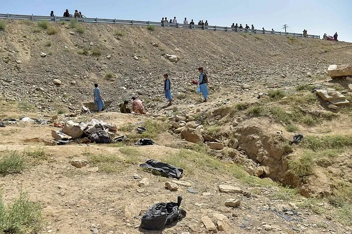 Afganistan’da yolcu otobüsü devrildi: 25 ölü