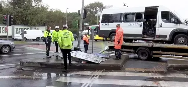 yagisli-havada-servis-minibusu-kayarak-refujdeki-trafik-levhasina-carpti-2-yarali-1759830788566.jpg