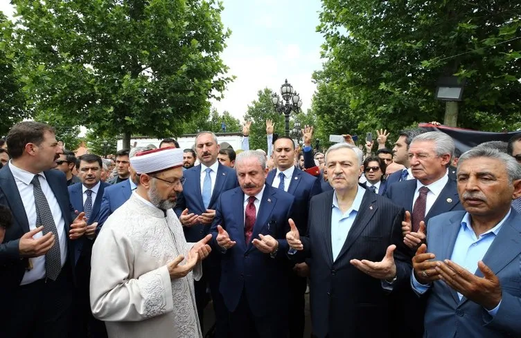 Türkiye'nin dört bir yanında Muhammed Mursi için gıyabi cenaze namazı kılındı