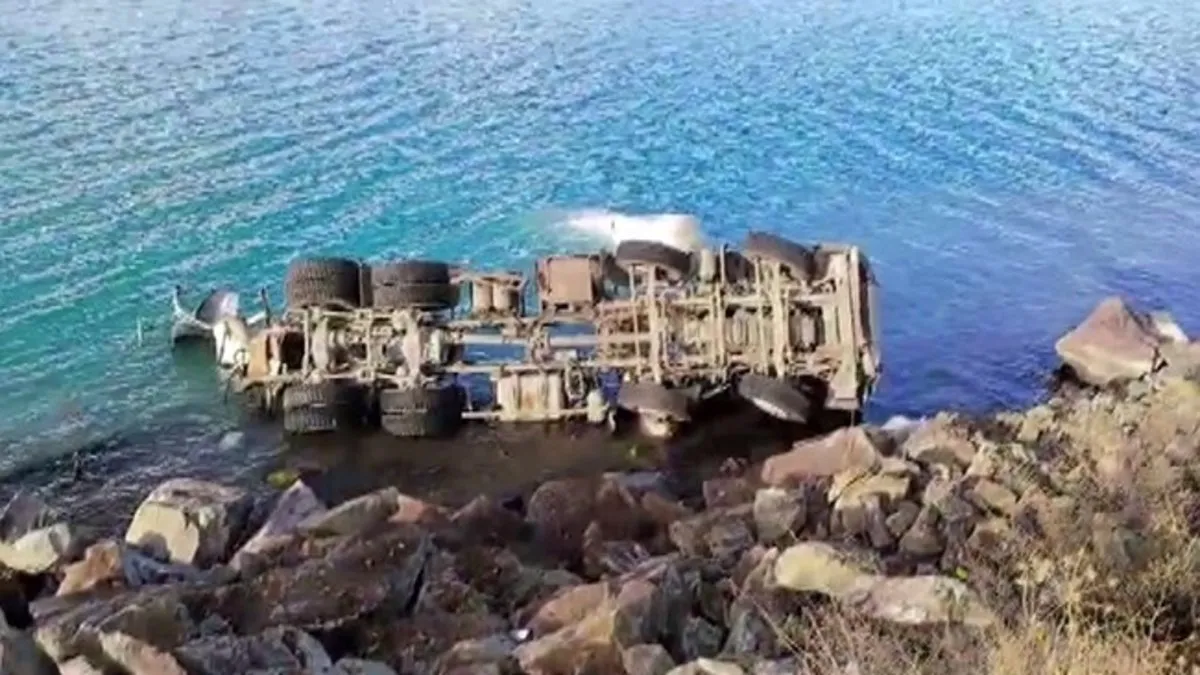 Elazığ’da akılalmaz kaza: Beton mikseri göle uçtu! 1 yaralı Elazığ’da akılalmaz kaza: Beton mikseri göle uçtu! 1 yaralı
