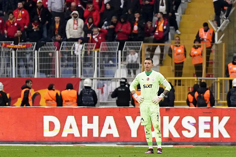 Son dakika haberi: Okan Buruk’a flaş istifa çağrısı! Galatasaraylı taraftarlar sosyal medyada isyan etti...