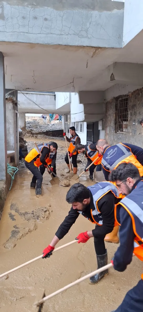 sirnakta-afetlerin-hasari-gun-yuzune-cikti-ekipler-canla-basla-calisiyor-1773662002471.jpg
