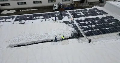 Çatılarda iki metreyi bulan kar vinçle temizlendi #bitlis
