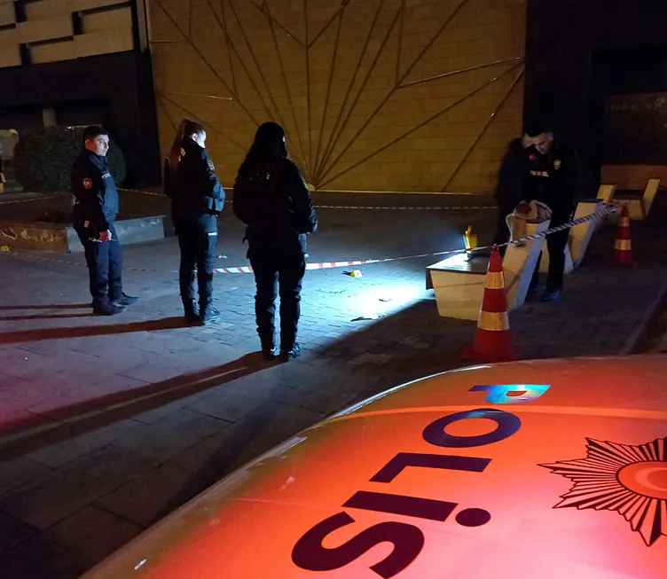 AVM’de eski sevgili dehşeti! Önce kız arkadaşını sonra anne ve kardeşini bıçakladı!