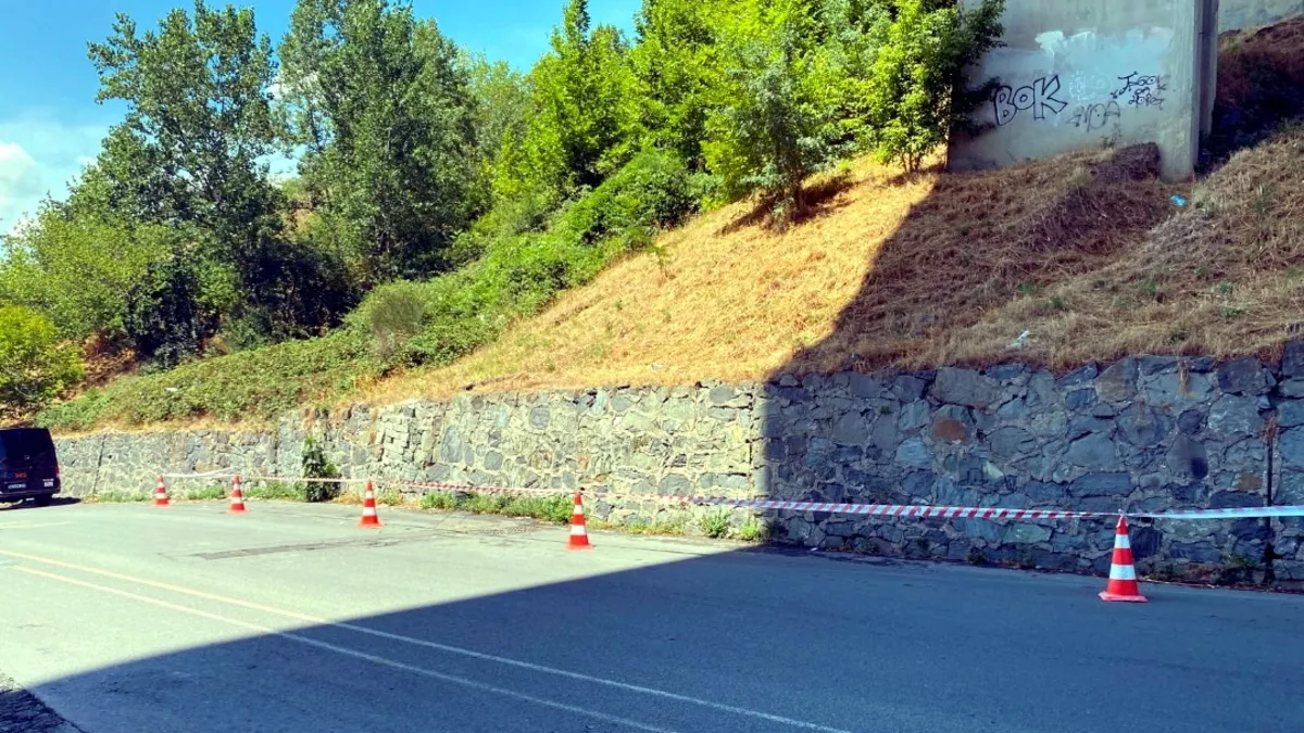 Eyüpsultan’da viyadükten dökülen beton parçaları tehlike saçtı! Park halindeki araç zarar gördü Eyüpsultan’da viyadükten dökülen beton parçaları tehlike saçtı! Park halindeki araç zarar gördü