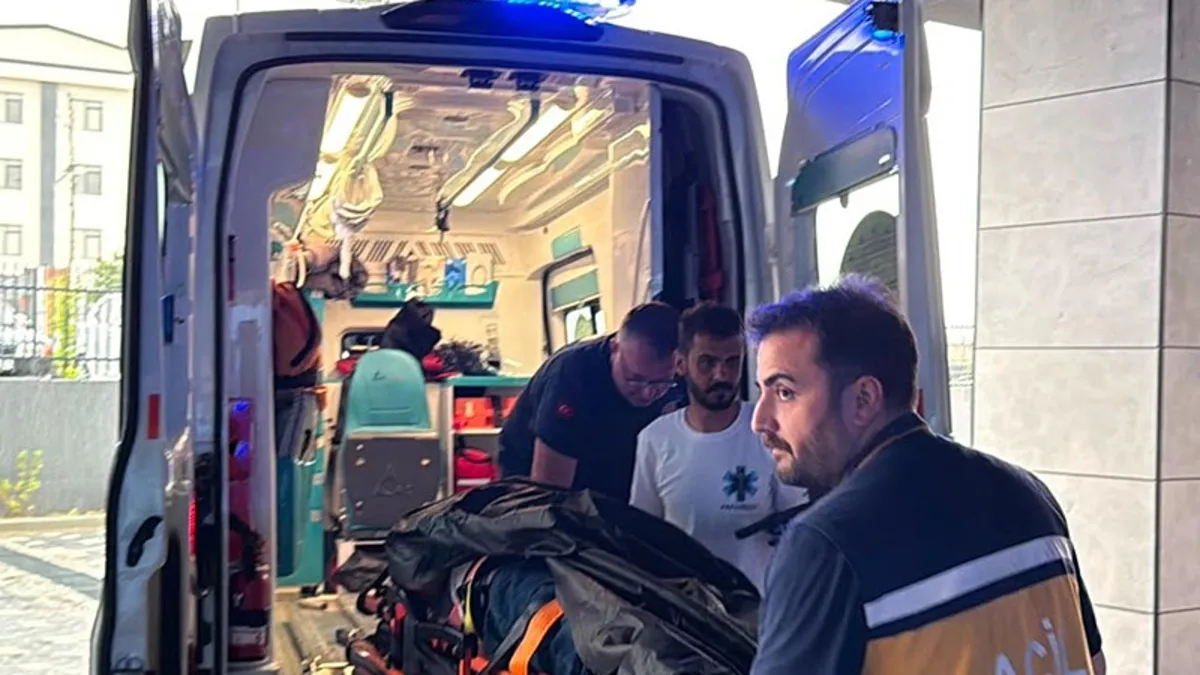Konya'da komşuluk kavgasında havalı tüfekle vurulan şahsın hastaneye kaldırılmasını gösteren temsili bir görsel.