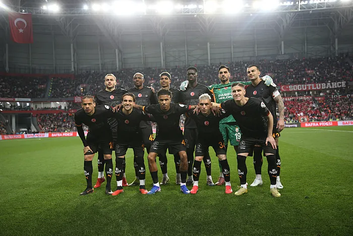 canli-super-ligde-samsunspor-galatasaray-maci-kazanirsa-sampiyon-1777742906866.jpeg