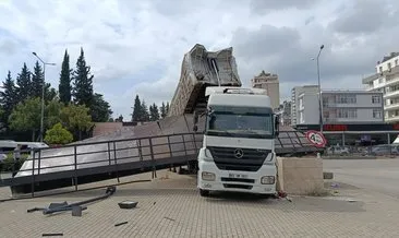 Adana'da damperi açılan tır dehşet saçtı: Üst geçidi kopardı #adana