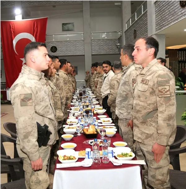 harran-kaymakami-suriye-sinirinda-jandarma-ile-iftarda-bulustu-1742801470918.jpg