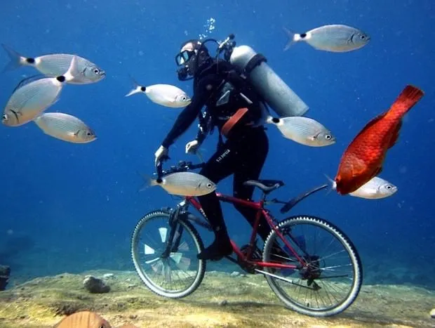 Dalgıçların deniz dibinde bisiklet keyfi