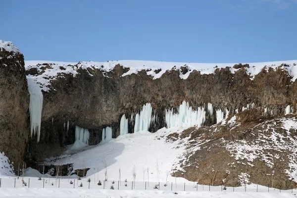 Diyadin Kanyonu'nda 30 metrelik buz sarkıtları