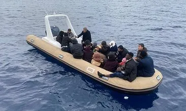 İzmir'de sürüklenen lastik bottaki 41 düzensiz göçmen kurtarıldı 
