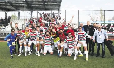 Kaf-kaf kapıyı araladı