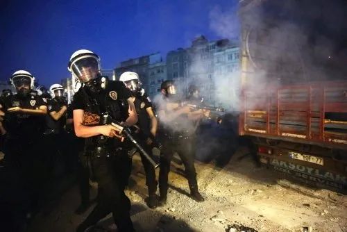 Taksim Gezi Parkı savaş alanına döndü