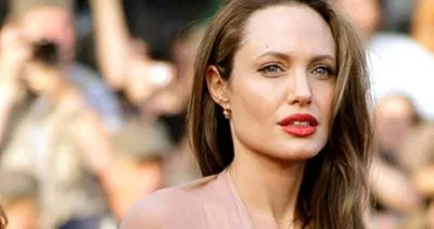 Ünlü oyuncu Angelina Jolie’nin hafızalara kazınan şıklığı!