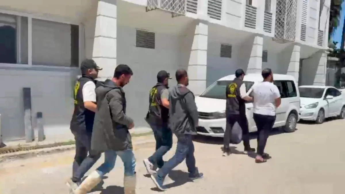 Mersin’de kendilerini polis olarak tanıttılar: Vatandaşları dolandıran 5 şüpheli tutuklandı! Mersin’de kendilerini polis olarak tanıttılar: Vatandaşları dolandıran 5 şüpheli tutuklandı!