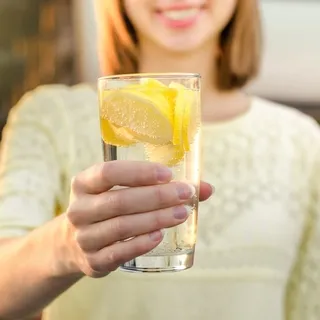 1 ay boyunca limonlu su içerseniz...Vücuda etkisi inanılmaz!