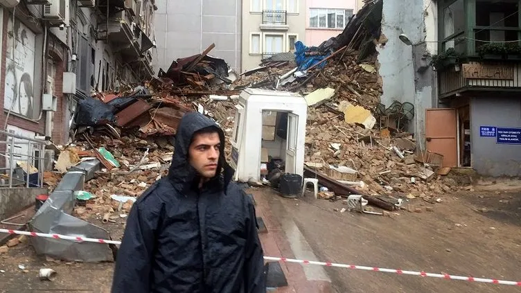 İstiklal Caddesi’nde bir bina çöktü