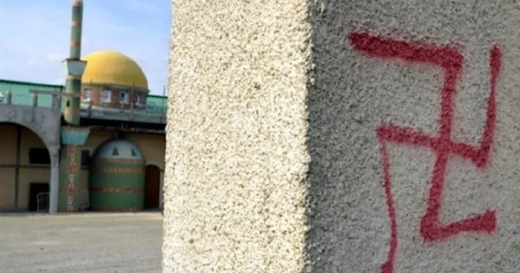 Almanya’da bir cami derneğine gamalı haç çizildi