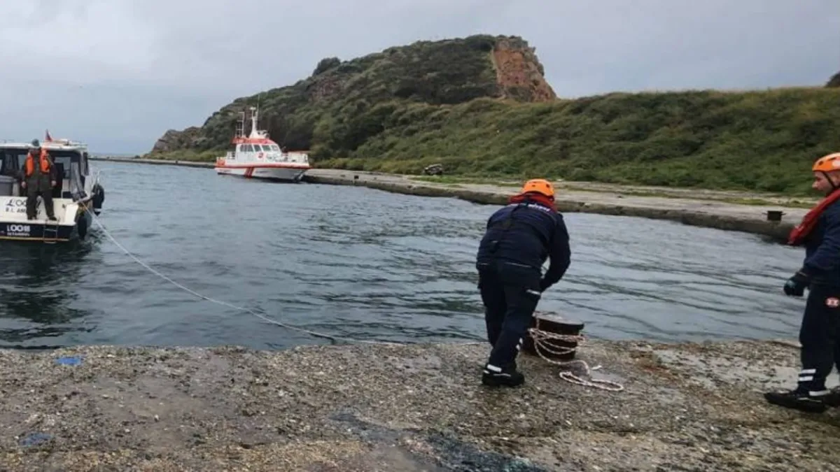Sivriada açıklarında arızalanarak sürüklenen içinde 2 kişinin bulunduğu tekne kurtarıldı Sivriada açıklarında arızalanarak sürüklenen içinde 2 kişinin bulunduğu tekne kurtarıldı