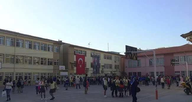 Depremde hasar gören okul tahliye edildi
