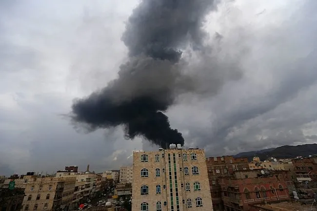 İsrail Yemen’e hava saldırıları düzenledi! Sana’da büyük patlama: Başkanlık Sarayı yakınları vuruldu