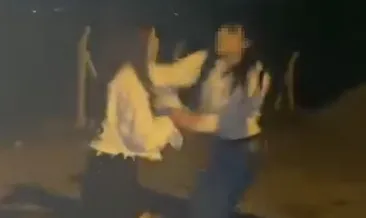 Adana'da pes dedirten görüntü: Tartıştıkları kızı yere yatırıp darbettiler! Arkadaşları izleyip kayda almakla yetindi... #adana