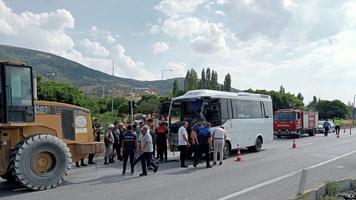 Afyonkarahisar’da midibüs kamyonla çarpıştı: 7 yaralı! Afyonkarahisar’da midibüs kamyonla çarpıştı: 7 yaralı!